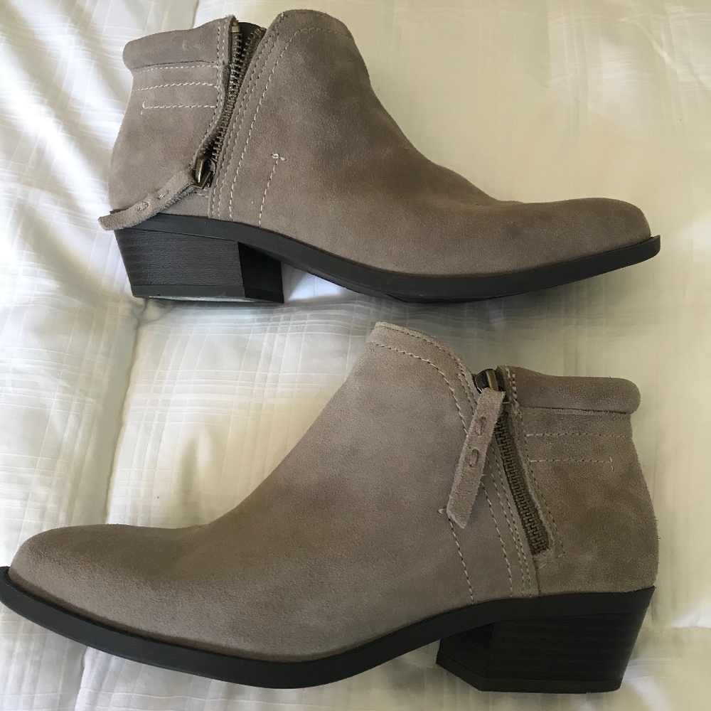 Never Worn..White Mountain Suede Boots Size 81/2 M